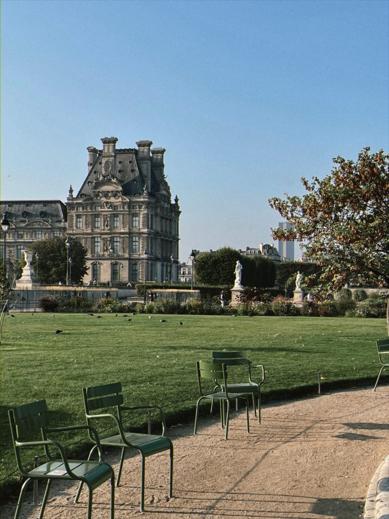 a garden for Paris guide